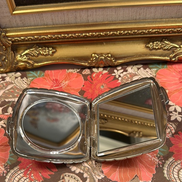 Hong Kong Silver Hard Plastic Dual Clamshell Compact Mirror 3 1/2” x 3 1/2” EUC - Picture 3 of 10